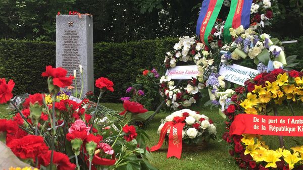 Главы и сотрудники дипмиссий стран СНГ в день празднования 70-летия Победы возложили венки к памятнику советским воинам в швейцарском Базеле.