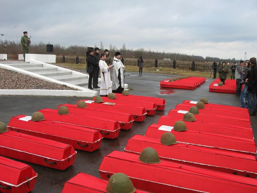 Процесс захоронения на мемориале в Мясном Бору