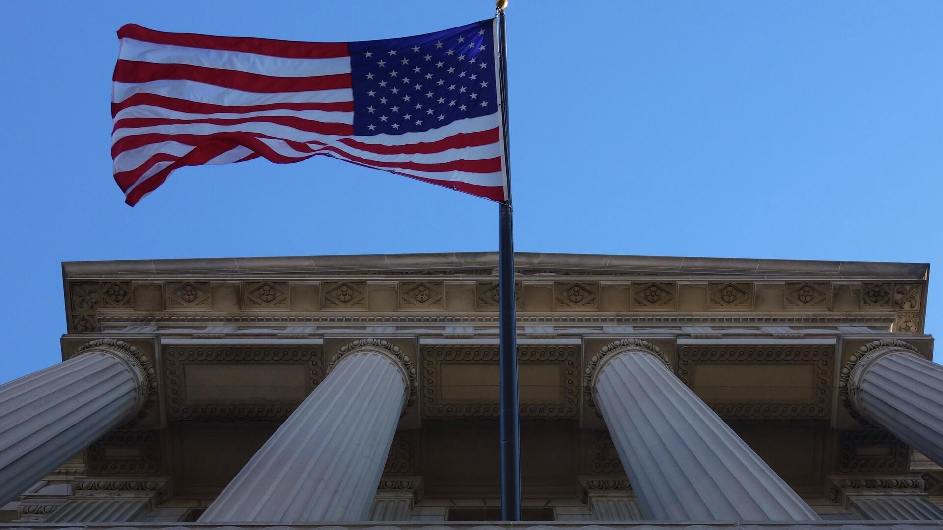 Флаг США на здании Минторга в Вашингтоне - РИА Новости, 1920, 15.05.2022
