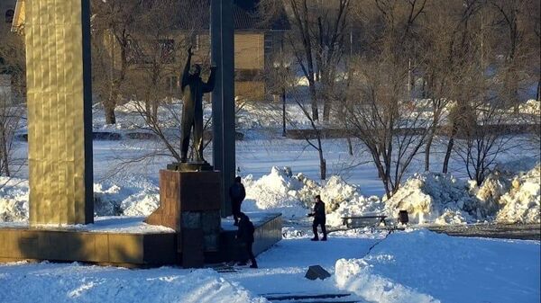 Вандалы разбивают постамент памятника первому космонавту Юрию Гагарину в центре Оренбурга. Кадр видео