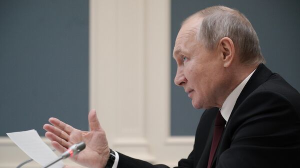 Президент РФ Владимир Путин принимает участие в режиме видеоконференции в церемонии запуска золотоизвлекательной фабрики. Архивное фото