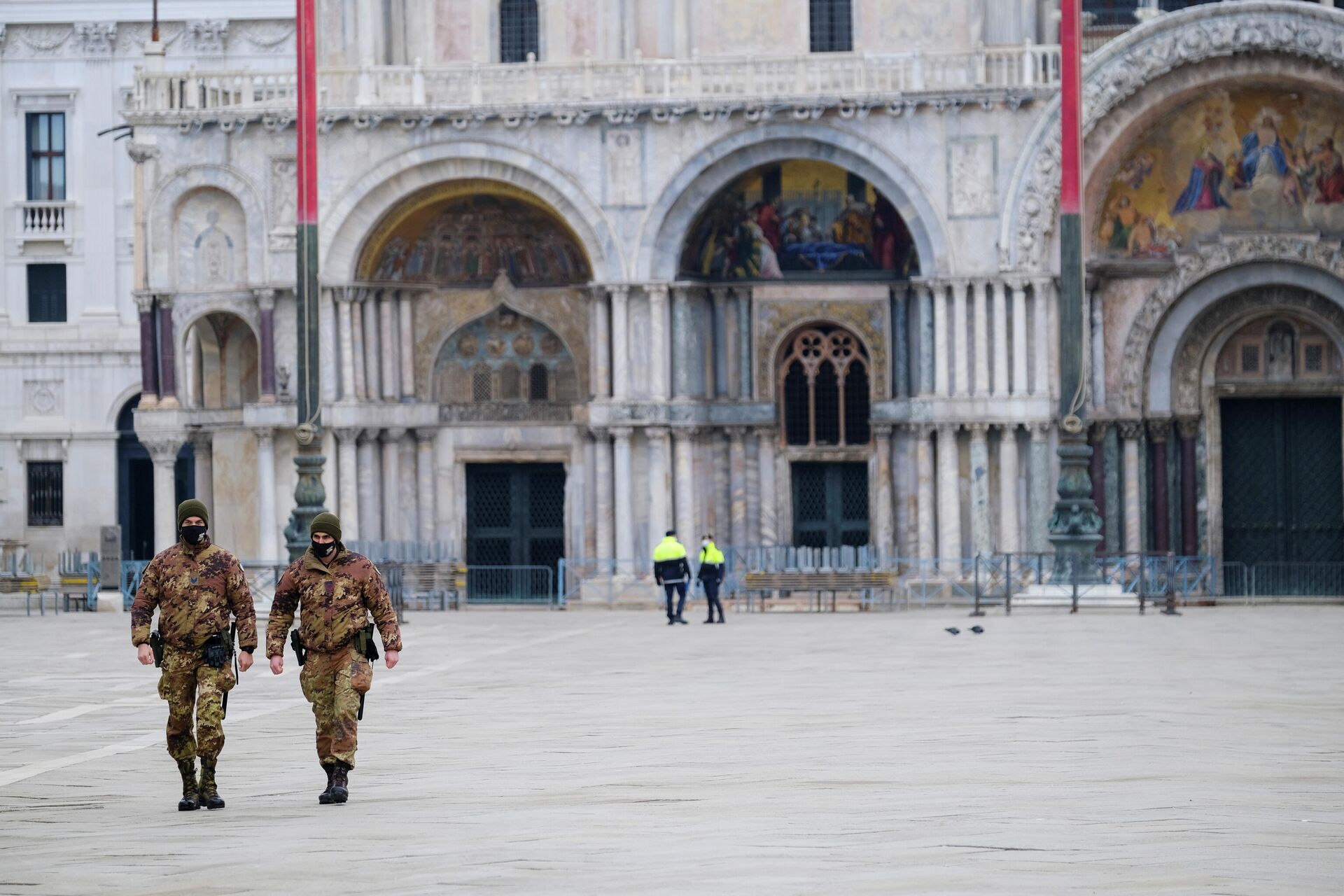 Военные патрулируют улицы в Венеции, которой присвоена классификация красной зоны  - РИА Новости, 1920, 17.03.2021