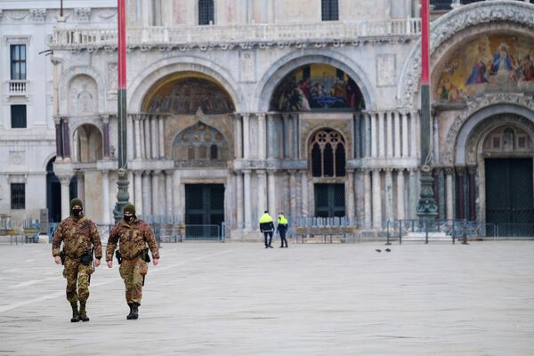 Военные патрулируют улицы в Венеции, которой присвоена классификация красной зоны 
