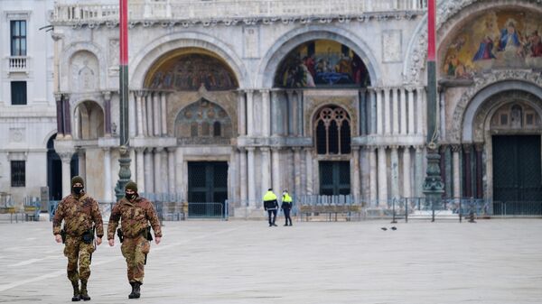 Военные патрулируют улицы в Венеции, которой присвоена классификация красной зоны 
