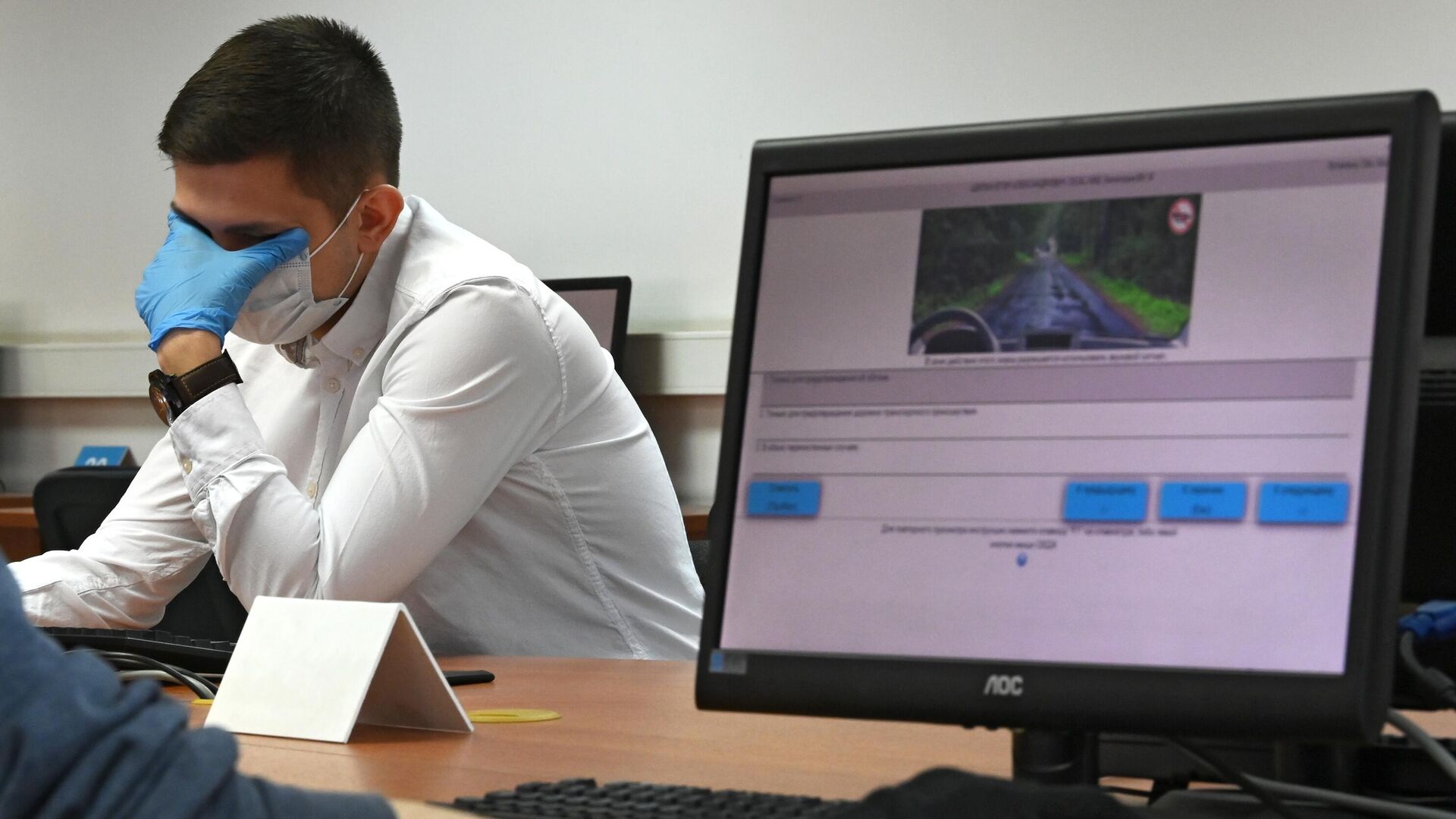 Мужчина проходит компьютерное тестирование в здании ГИБДД - РИА Новости, 1920, 09.07.2021