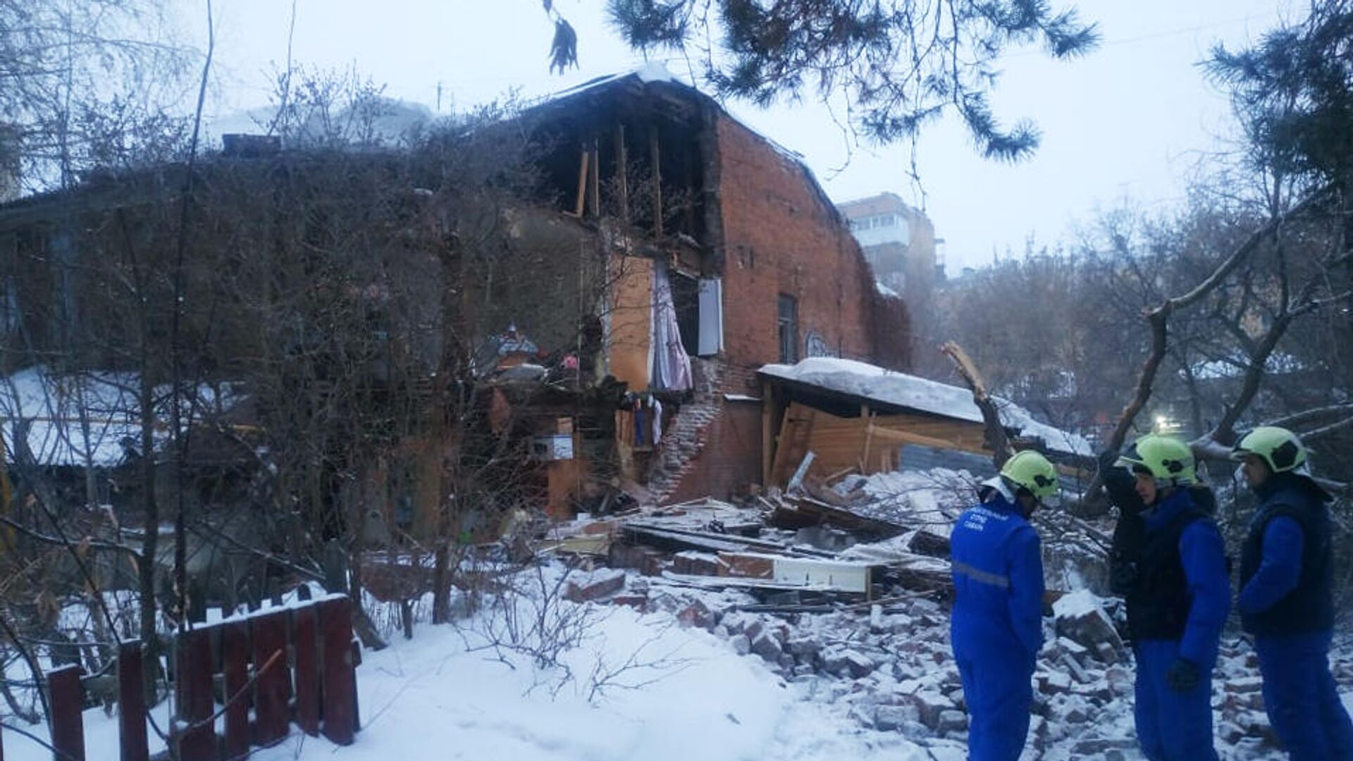 Последствия обрушения стены жилого дома 1909 года постройки - РИА Новости, 1920, 18.03.2021
