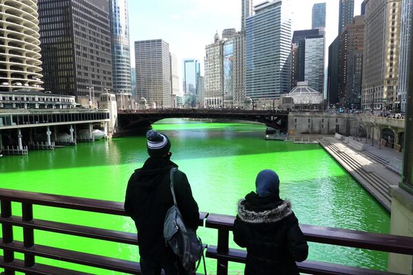Окрашенная река в честь празднования Дня Патрика в Чикаго