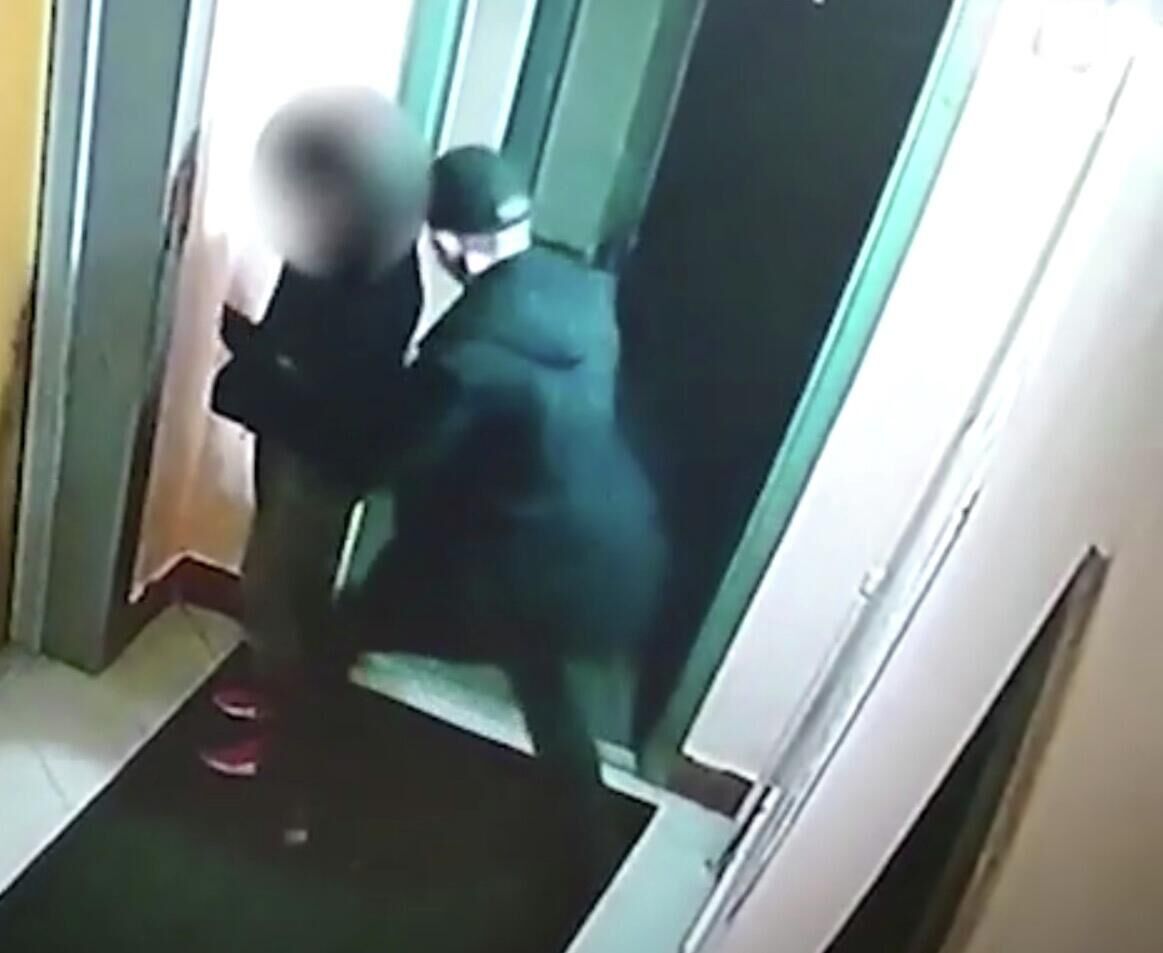 Нападение с ножом на девушку. Стоп-кадр видео  - РИА Новости, 1920, 22.03.2021