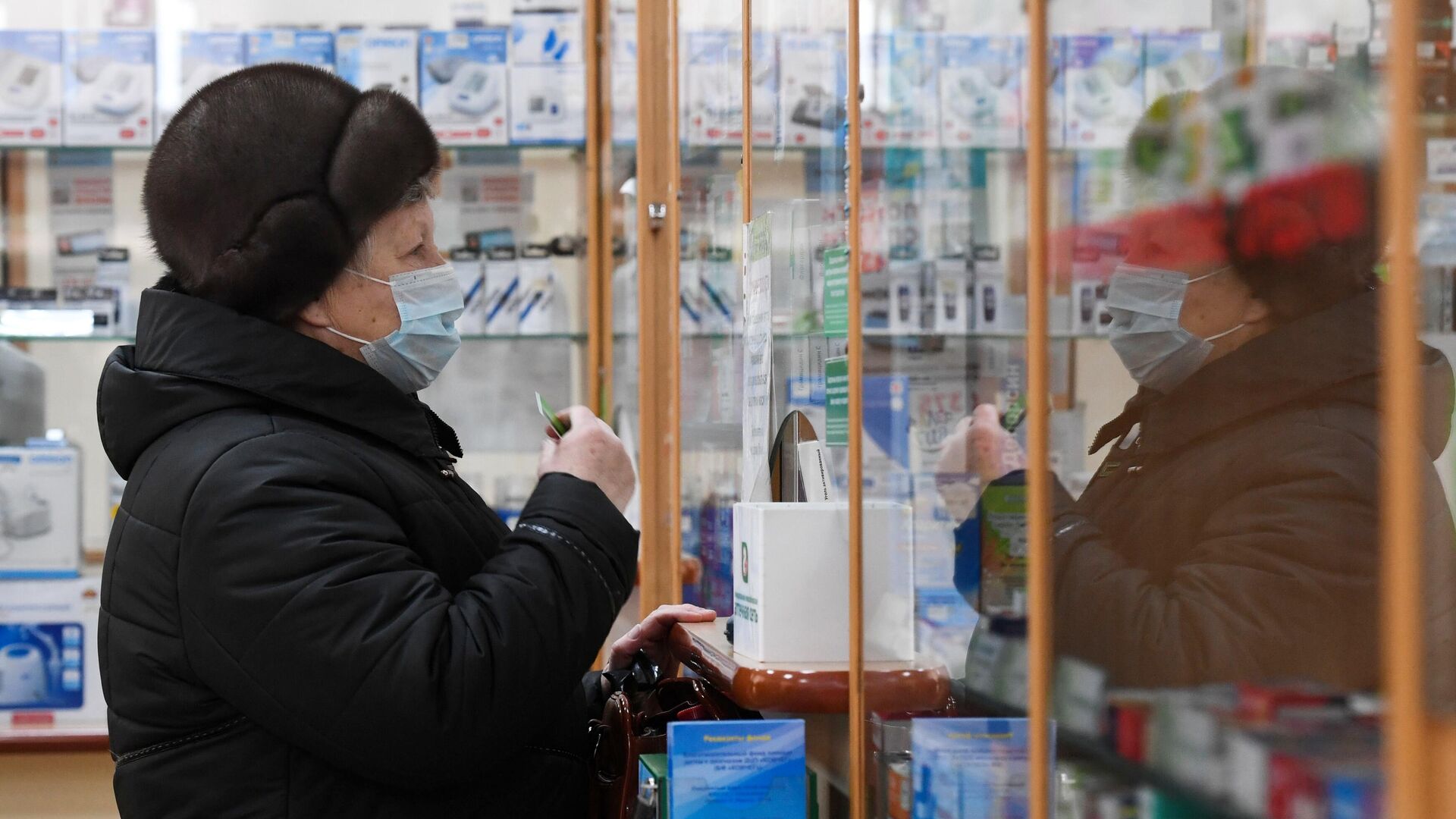 Покупательница в аптеке Новосибирской аптечной сети на Красном проспекте в Новосибирске - РИА Новости, 1920, 22.01.2022