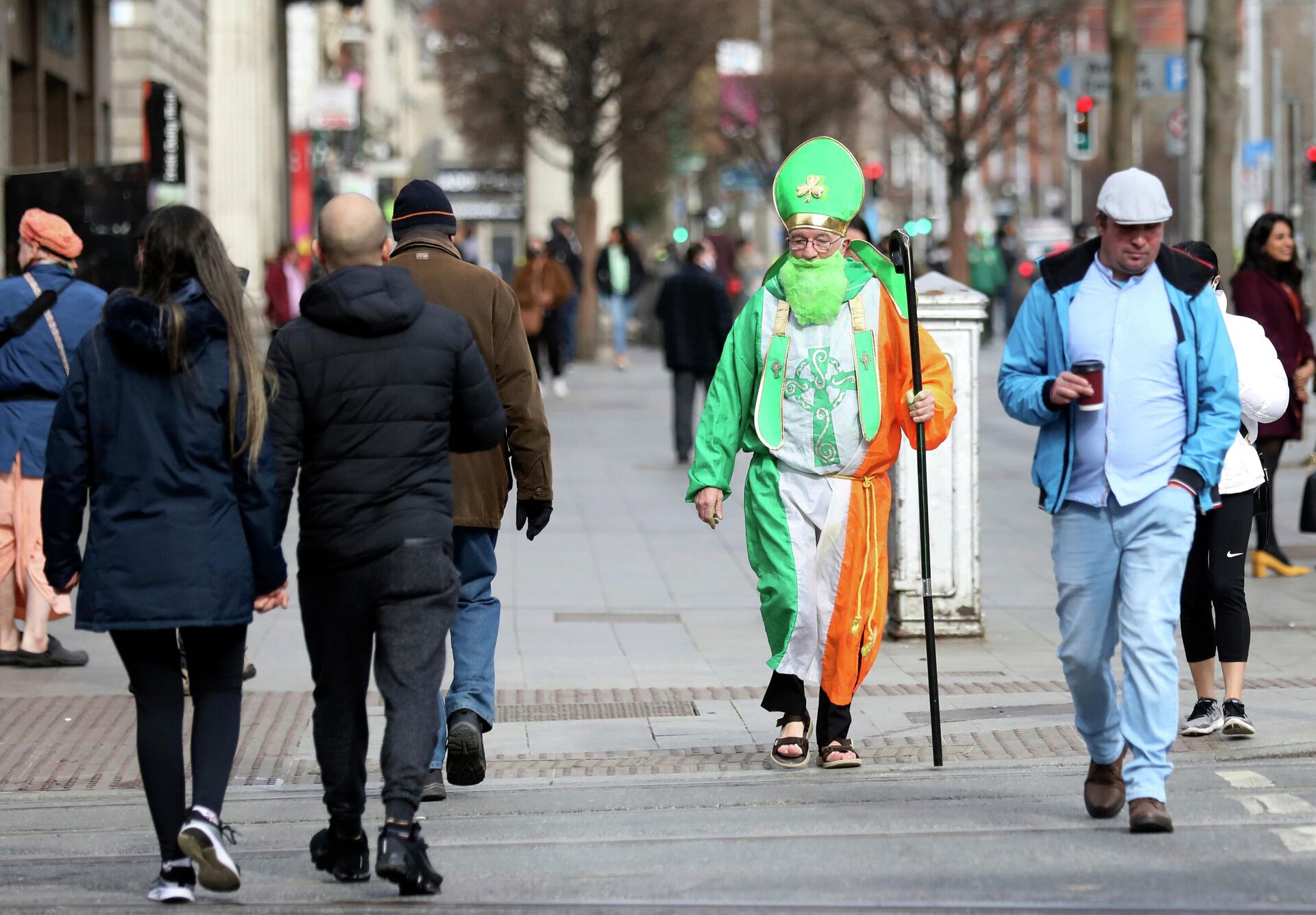 Мужчина в костюме святого Патрика идет по улице О'Коннелл в Дублине, Ирландия - РИА Новости, 1920, 28.02.2022