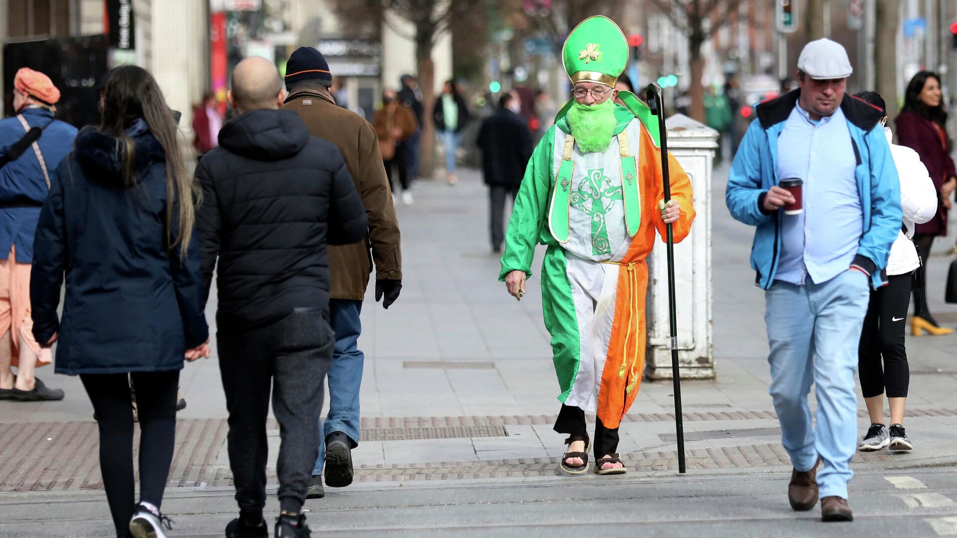 Мужчина в костюме святого Патрика идет по улице О'Коннелл в Дублине, Ирландия - РИА Новости, 1920, 17.03.2023