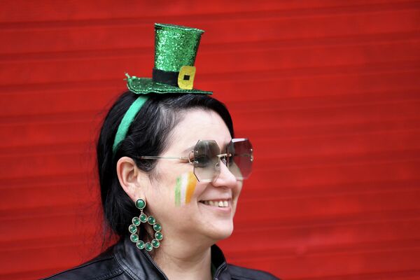 Девушка во время празднования Дня Патрика в Дублине, Ирландия