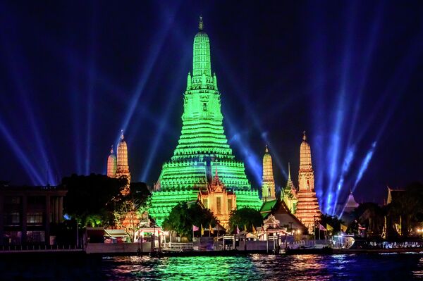 Зеленая подсветка на буддийском храме Ват Арун в честь Дня Святого Патрика в Бангкоке