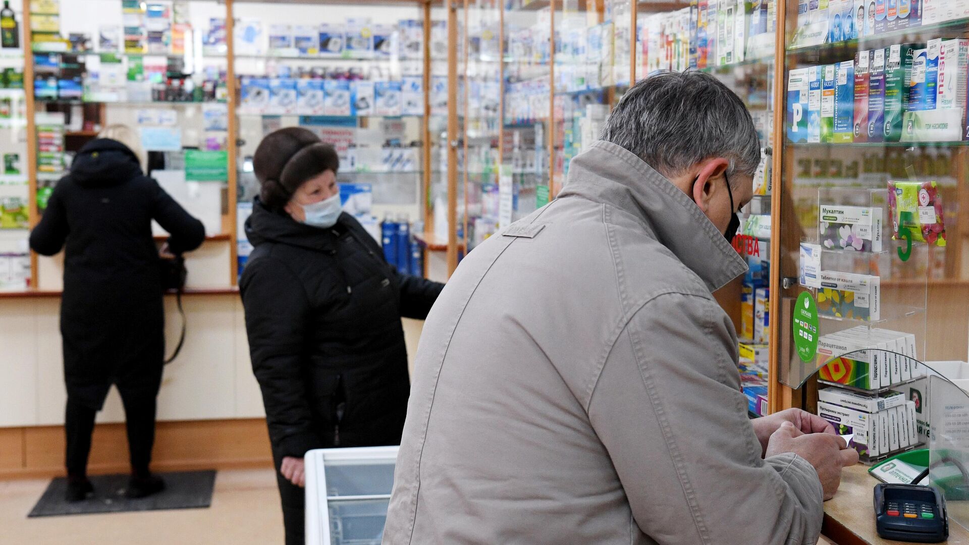 Покупатели в аптеке Новосибирская аптечная сеть на Красном проспекте в Новосибирске - РИА Новости, 1920, 01.07.2021