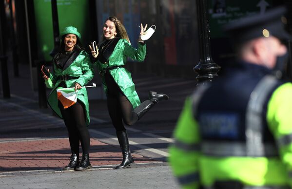 Девушки празднуют День Святого Патрика в центре Дублина, Ирландия
