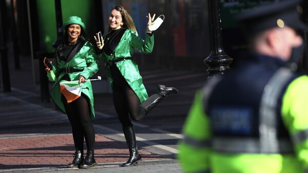 Девушки празднуют День Святого Патрика в центре Дублина, Ирландия