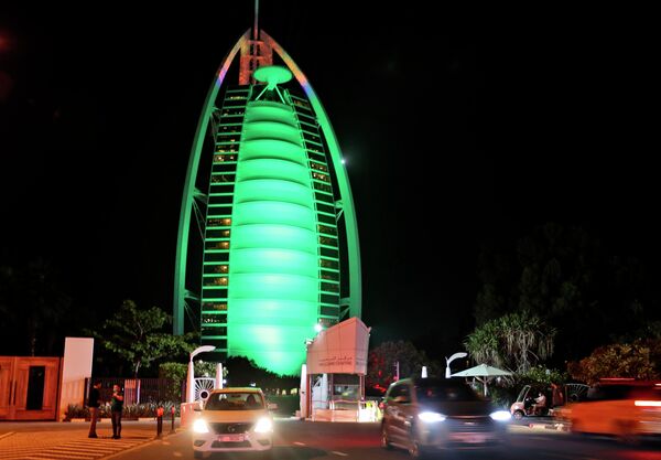 Отель Бурдж-эль-Араб с зеленой подсветкой в честь Дня Святого Патрика