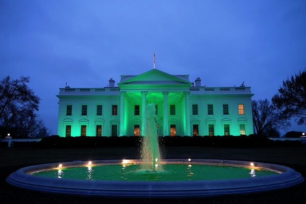 Белый дом подсвечен зеленым светом в День святого Патрика