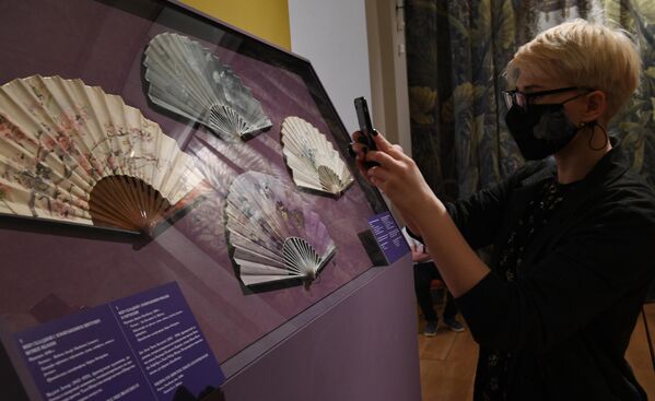 Коллекция вееров на выставке Придворный костюм середины XIX - начала XX века из собрания Государственного Эрмитажа