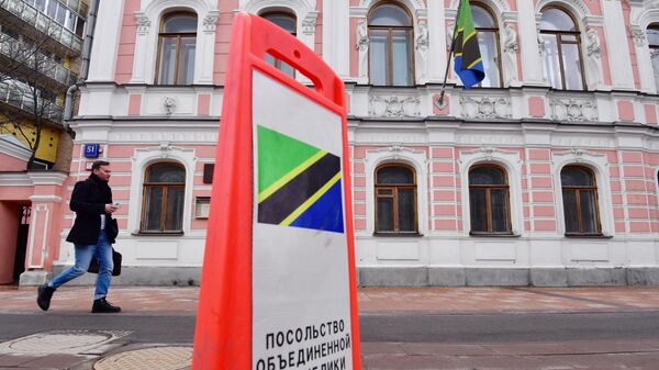 Прохожий возле здания посольства Танзании в Москве