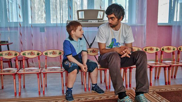 Воспитанник детского дома общается с волонтером