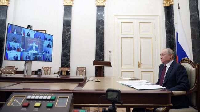 Президент РФ Владимир Путин в режиме видеоконференции проводит совещание по вопросам социально-экономического развития Республики Крым и Севастополя