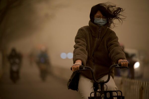 Женщина во время песчаной бури в Пекине