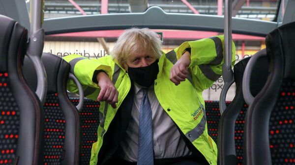 Премьер-министр Великобритании Борис Джонсон во время посещения автобусного депо National Express в Ковентри