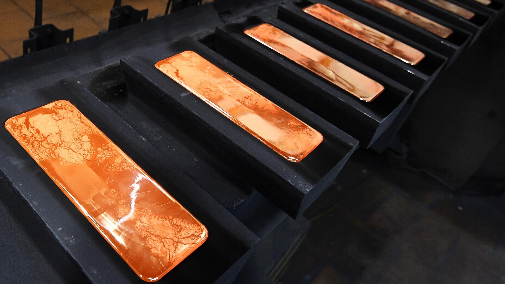 Производство золотых слитков на заводе Красцветмет1