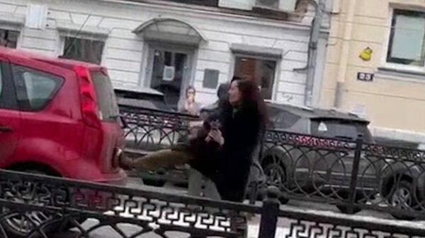 Девушка залезла на памятник Круга и “избила” свою машину в Твери 