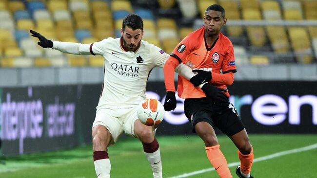 Roma's Italian defender Leonardo Spinazzola and Shakhtar Donetsk's Brazilian forward Tete vie for the ball during the UEFA Europa League round of 16 second leg football match between Shakhtar Donetsk and Roma at the Olympiyski Stadium in Kiev on March 18, 2021. (Photo by Sergei SUPINSKY / AFP)