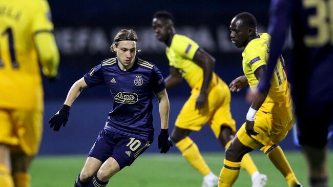 Dinamo Zagreb's Croatian midfielder Lovro Majer (L) runs with the ball during the UEFA Europa League round of 16 first leg football match between Dinamo Zagreb and Tottenham Hotspur at the Maksimir Stadium in Zagreb, on March 18, 2021. (Photo by Damir SENCAR / AFP)