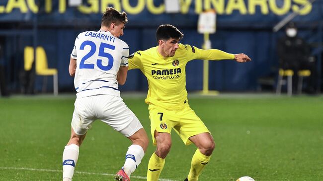 Dynamo Kiev's Ukrainian defender Illia Zabarnyi (L) vies with Villarreal's Spanish forward Gerard Moreno during the UEFA Europa League round of 16 second leg football match between Villarreal CF and Dynamo Kiev at La Ceramica stadium in Vila-real match on March 18, 2021. (Photo by JOSE JORDAN / AFP)