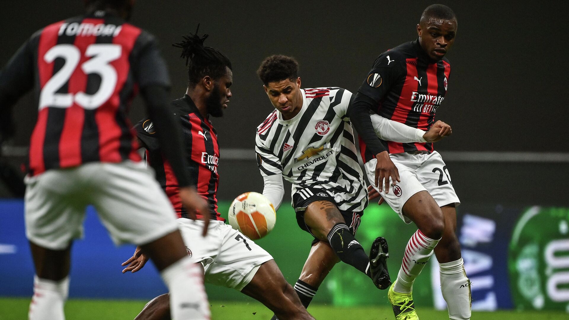 Manchester United's England's forward Marcus Rashford (C) challenges AC Milan's Ivorian midfielder Franck Kessie (Rear L) and AC Milan's French defender Pierre Kalulu during the UEFA Europa League round of 16 second leg football match between AC Milan and Manchester United at San Siro stadium in Milan on March 18, 2021. (Photo by Marco BERTORELLO / AFP) - РИА Новости, 1920, 19.03.2021