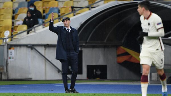 Roma's Portuguese coach Paulo Fonseca gestures from the sideline during the UEFA Europa League round of 16 second leg football match between Shakhtar Donetsk and Roma at the Olympiyski Stadium in Kiev on March 18, 2021. (Photo by Sergei SUPINSKY / AFP)