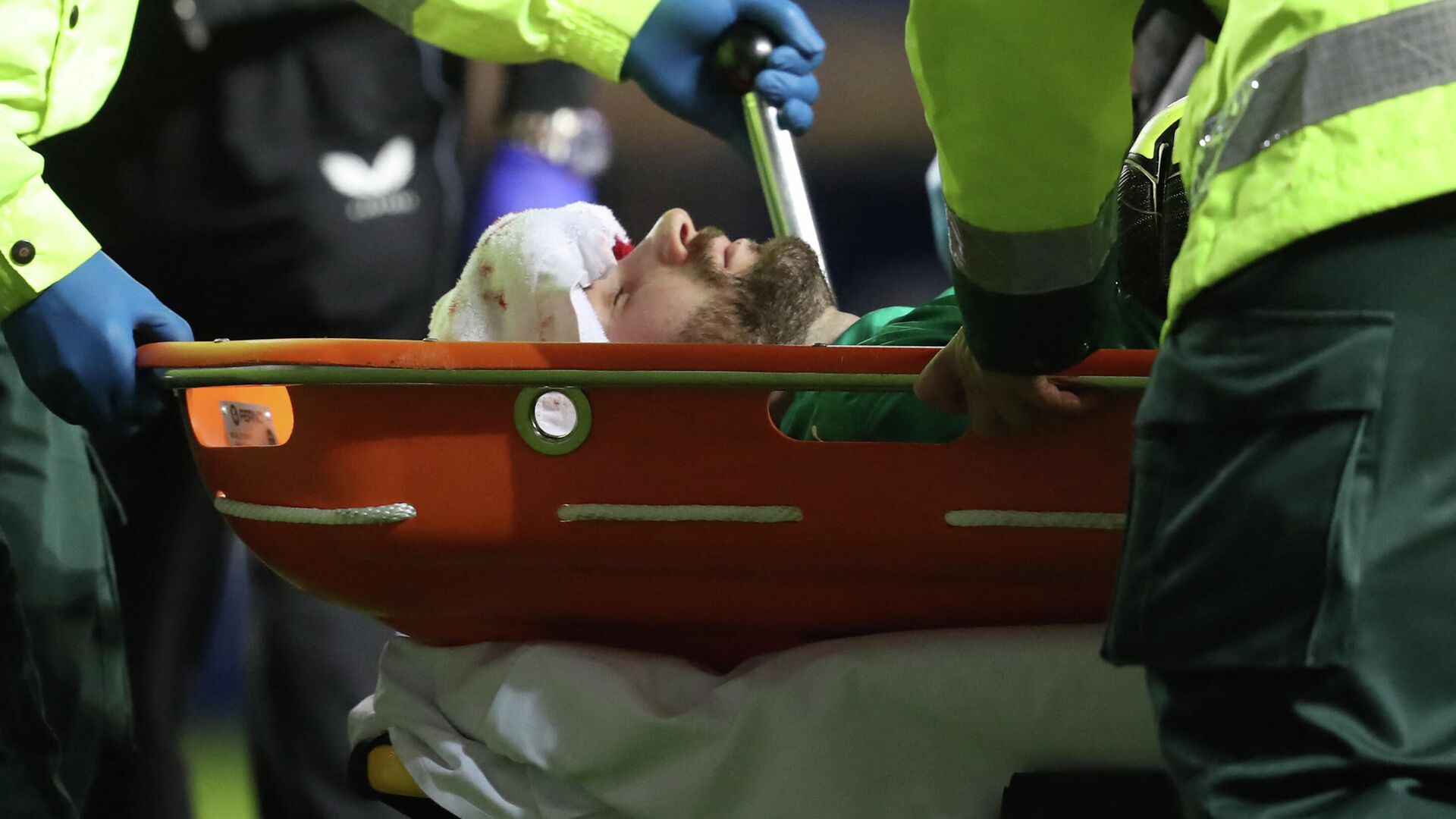 Slavia Prague's Czech goalkeeper Ondrej Kolar is taken off on a stretcher after a collision with Rangers' English striker Kemar Roofe during the UEFA Europa League Round of 16, 2nd leg football match between Rangers and Slavia Prague at the Ibrox Stadium in Glasgow on March 18, 2021. (Photo by Andrew Milligan / POOL / AFP) - РИА Новости, 1920, 19.03.2021