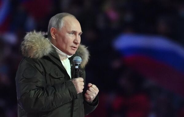 Президент РФ Владимир Путин на концерте в Лужниках в честь воссоединения Крыма и России
