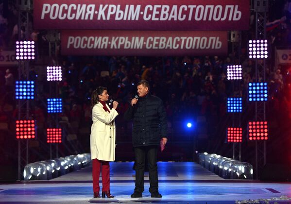 Ведущие концерта в честь воссоединения Крыма и России Дмитрий Губерниев и Мария Ситтель