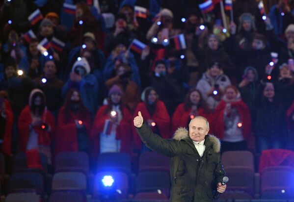 Президент РФ Владимир Путин на концерте в Лужниках в честь воссоединения Крыма и Росси