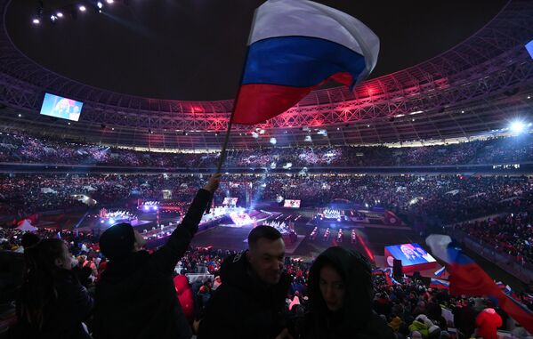 Зрители на концерте в Лужниках в честь воссоединения Крыма и России