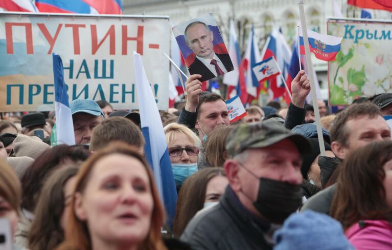 Зрители на праздничном концерте в честь седьмой годовщины Крымской весны в Симферополе