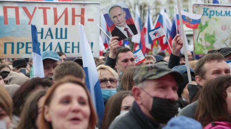 Зрители на праздничном концерте в честь седьмой годовщины Крымской весны в Симферополе