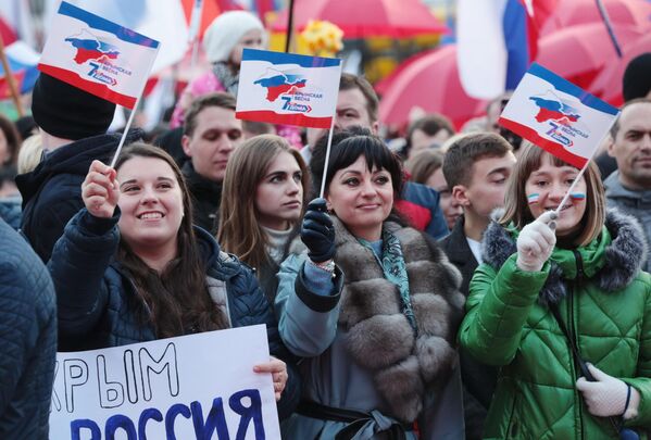 Зрители на праздничном концерте в честь седьмой годовщины Крымской весны в Симферополе
