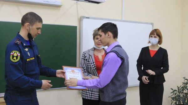 Награждение школьника, спасшего друга, который провалился под лед, во Владивостоке
