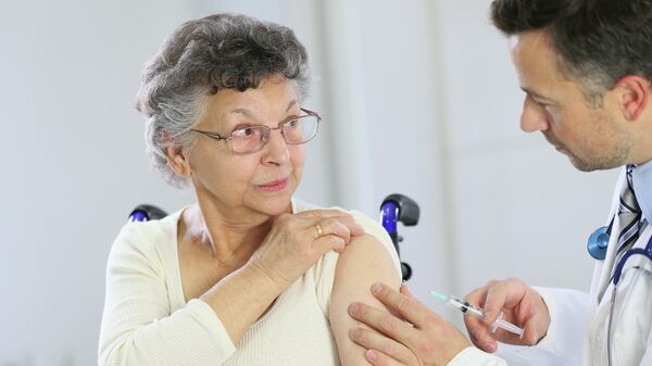 Женщина во время вакцинации