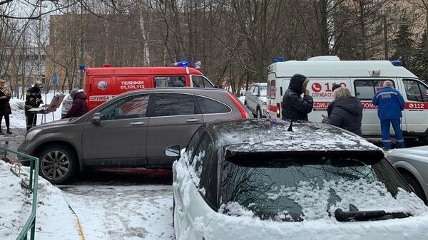 Автомобили МЧС и скорой помощи на месте взрыва в Химках