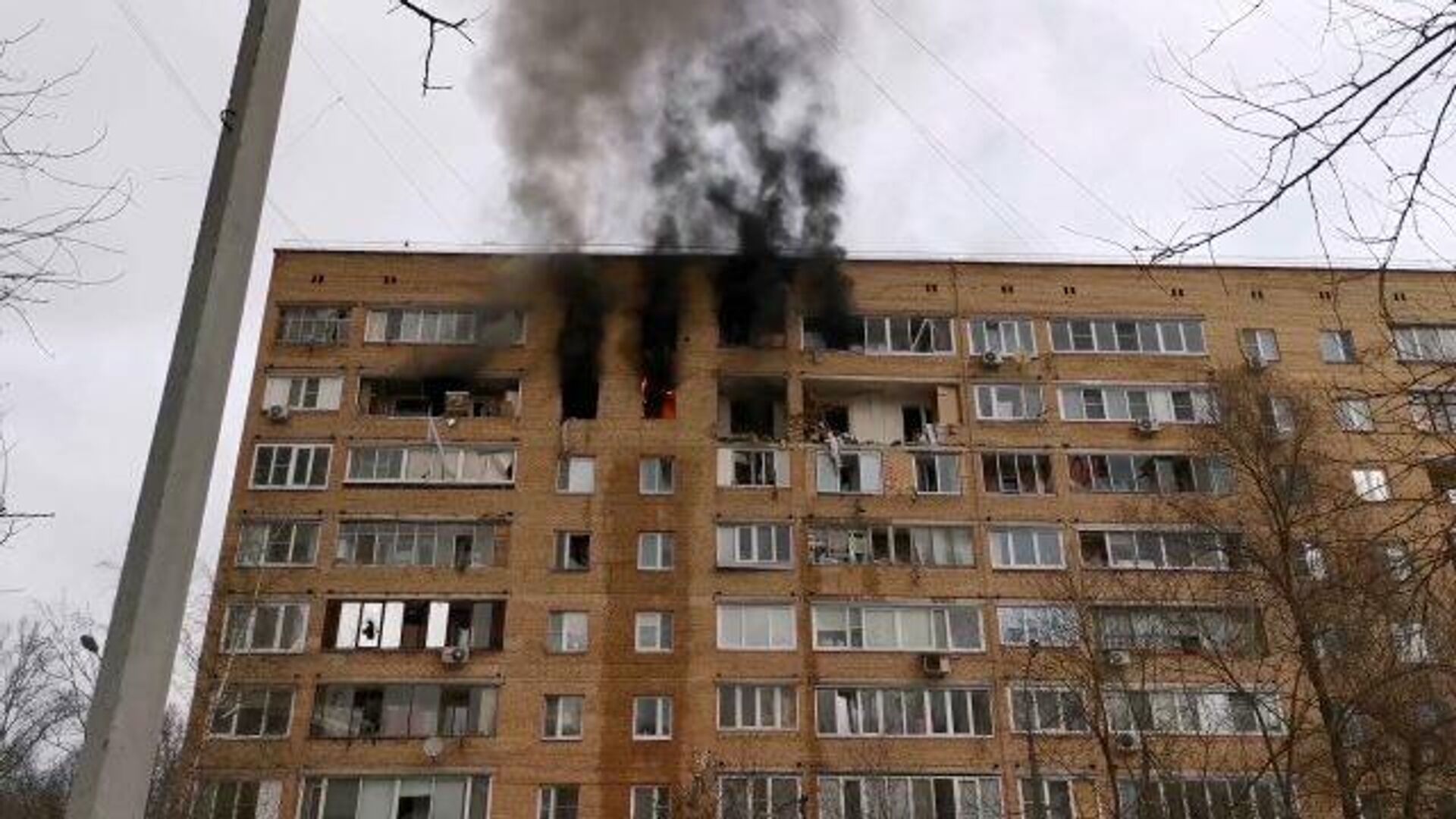 Кадры пожара после взрыва в многоэтажном доме в Химках - РИА Новости, 1920, 19.03.2021