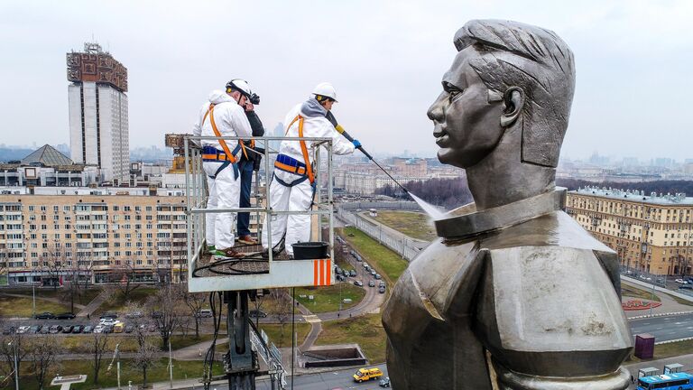 Мойка памятников в Москве после зимнего сезона