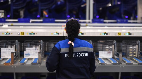 Сотрудница на линии сортировки писем в логистическом почтовом центре Почты России в Новосибирской области