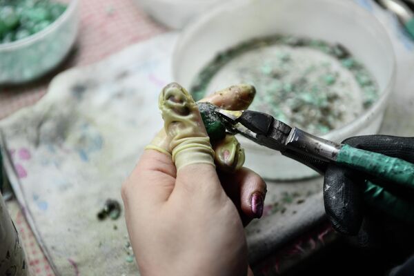 Очистка и огранка изумрудов на изумрудоизвлекательной фабрике Мариинского изумрудного прииска в Свердловской области